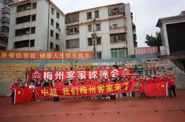 第21分钟，阿森纳前场精彩配合，厄德高右路禁区低射偏出远门柱。